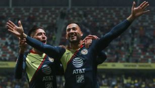 Jugadores del América festejan un gol