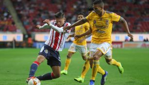 Jesús Godínez conduce el esférico en el duelo contra Tigres