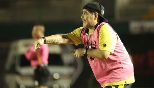 Maradona da indicaciones en un juego de Dorados