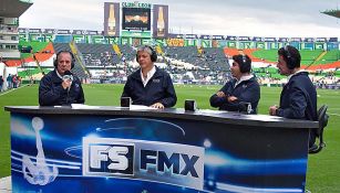 Orvañanos y su equipo de Fox Sports en un juego de León