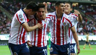 Chivas celebra una anotación frente a Pumas