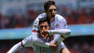 Jugadores de Chivas festejan un gol