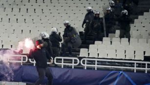 Un sujeto a punto de arrojar una bengala durante el partido