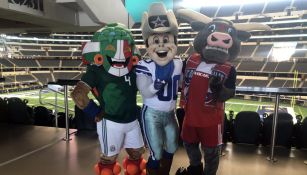 La mascota de la Selección posa con la de Dallas Cowboys