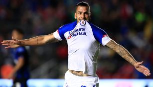 Édgar Méndez celebra gol de Cruz Azul 