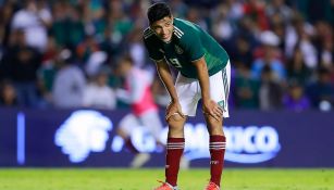 Raúl Jiménez lamenta una acción durante juego de México