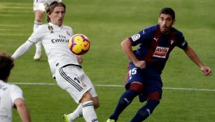 Luka Modric, controla el esférico en encuentro frente al Eibar 