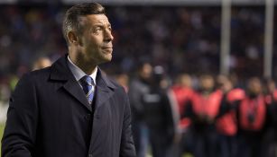 Caixinha ve a la tribuna previo al Gallos vs Cruz Azul 