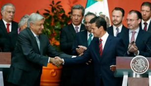 AMLO y Peña Nieto se saludan