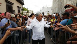 López Obrador saluda a la gente en un evento en Mazatlán 