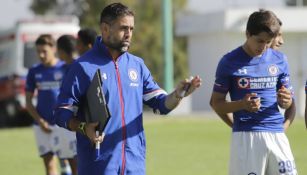 Antonio Castro dirige un partido de Cruz Azul