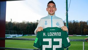 Hirving Lozano posa con la camiseta del Tri