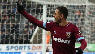 Chicharito celebra una anotación con el West Ham