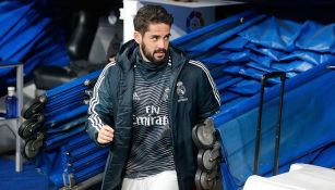 Isco salta a la cancha para calentar previo a un juego con el Real Madrid