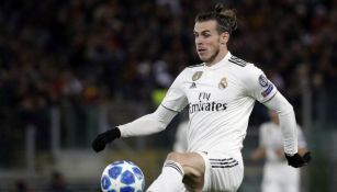 Bale controla el balón en el juego del Real Madrid vs la Roma