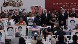 AMLO posa con familiares de los normalistas desaparecidos en Ayotzinapa