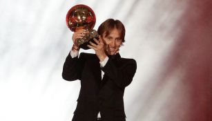 Modric recibiendo el Balón de Oro 