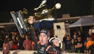 Noah Gragson levantando su trofeo de ganador