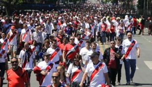 Afionados de River se dirigen al Monumental para ver el partido vs Boca Juniors 