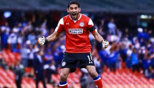 Jesús Corona celebra gol de Cruz Azul contra Gallos 