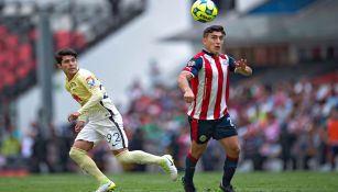 Zendejas pelea un balón en el aire en el duelo contra América