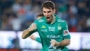 Mauro Boselli festeja un gol con León