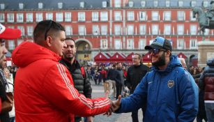 Aficionados de River y Boca Juniors se dan la mano