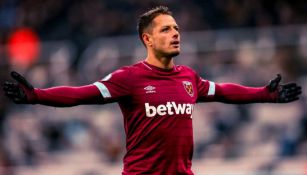 Javier Hernández festeja un gol con el West Ham