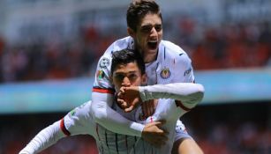 Jugadores de Chivas festejan un gol