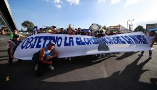 Seguidores de La Máquina con una manta en las inmediaciones del Azteca