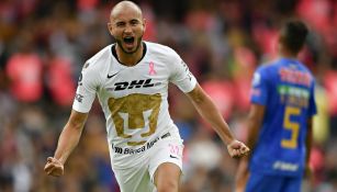 Carlos González festejando un gol vs Tigres 