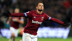 Chicharito festeja gol con los Hammers