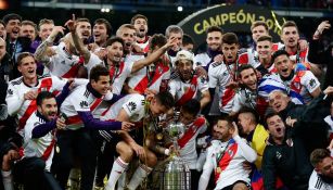 Jugadores de River Plate celebra con la Copa Libertadores