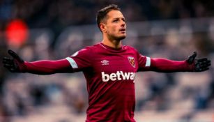 Javier Hernández festeja un gol con el West Ham 