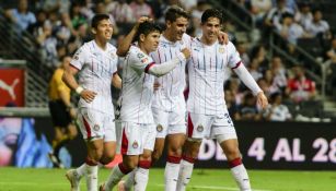 Jugadores de Chivas festejan un gol en el A2018