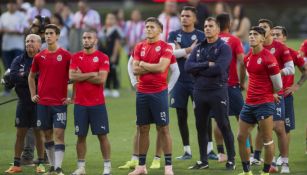 Jugadores de Chivas, en el entrenamiento previo a viajar a Medio Oriente