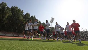 Jugadores de Chivas durante una práctica en Emiratos 