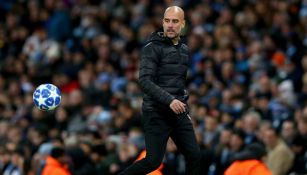 Guardiola controla el balón en un juego del Man City