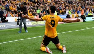 Jiménez celebra con la afición un gol con Wolves