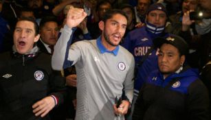 Jesús Corona festejando con los aficionados del Azul