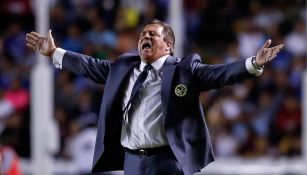 Miguel Herrera reclama en un partido