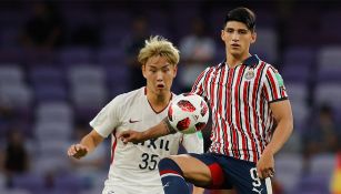 Pulido lucha por el balón ante el Kashima Antlers