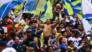 Afición americanista alienta a su escuadra en el encuentro ante Pumas