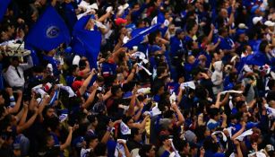 Afición de Cruz Azul en las gradas del Azteca