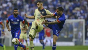 Guido Rodríguez lucha por el balón en duelo contra Cruz Azul