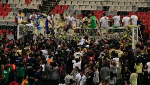 Jugadores de las Águilas celebran el título en el travesaño del arco