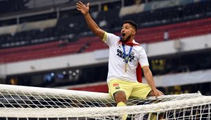 Bruno Valdez celebra con la afición el título de América