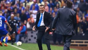 Pedro Caixinha durante el juego contra América