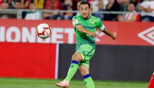 Guardado disputa un duelo con el Betis en La Liga 