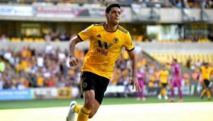 Raúl Jiménez festeja su último gol con los Wolves